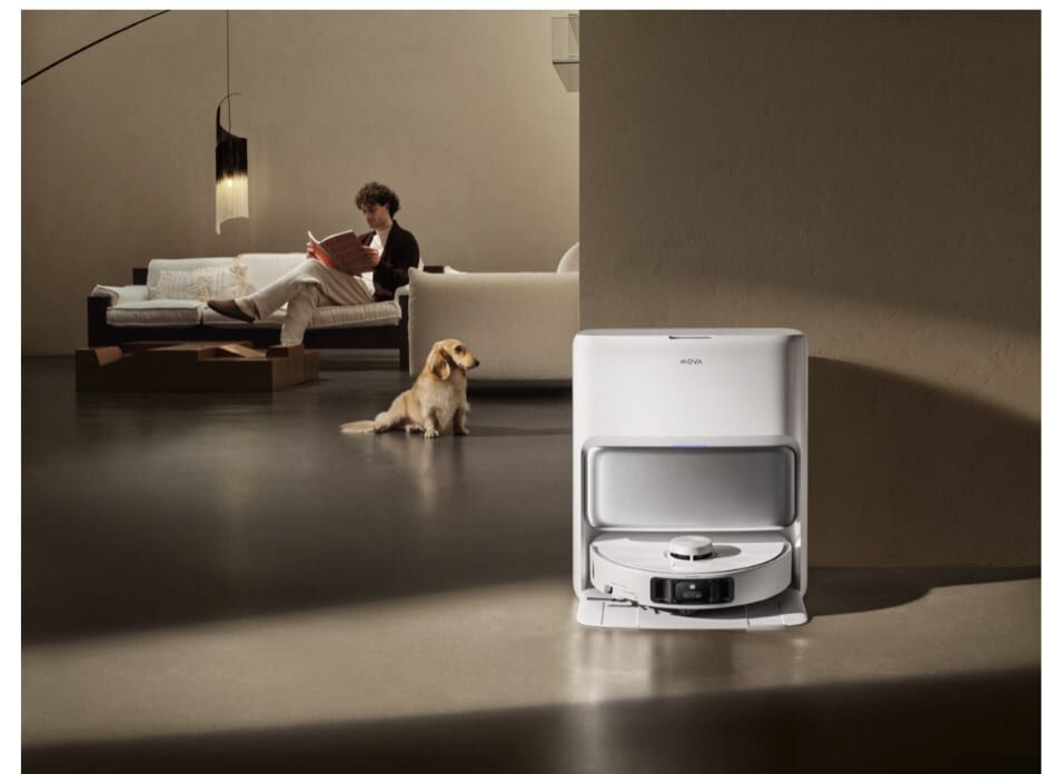 MOVA P50 Pro Ultra blanc dans sa station, dans un salon avec un chien.
